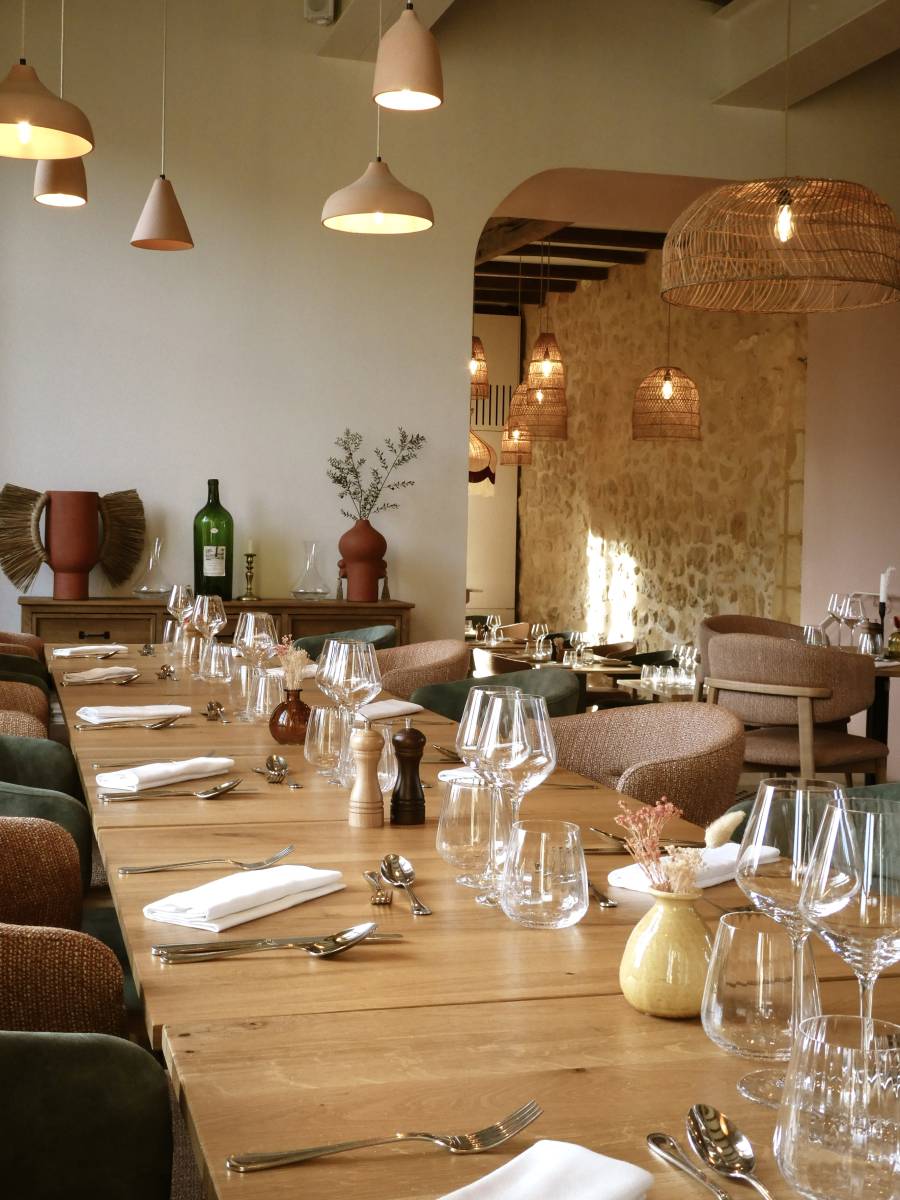 Côté Maison, restaurant bistronomique du Domaine Sainte Raphine, proposant une cuisine de saison avec des produits locaux