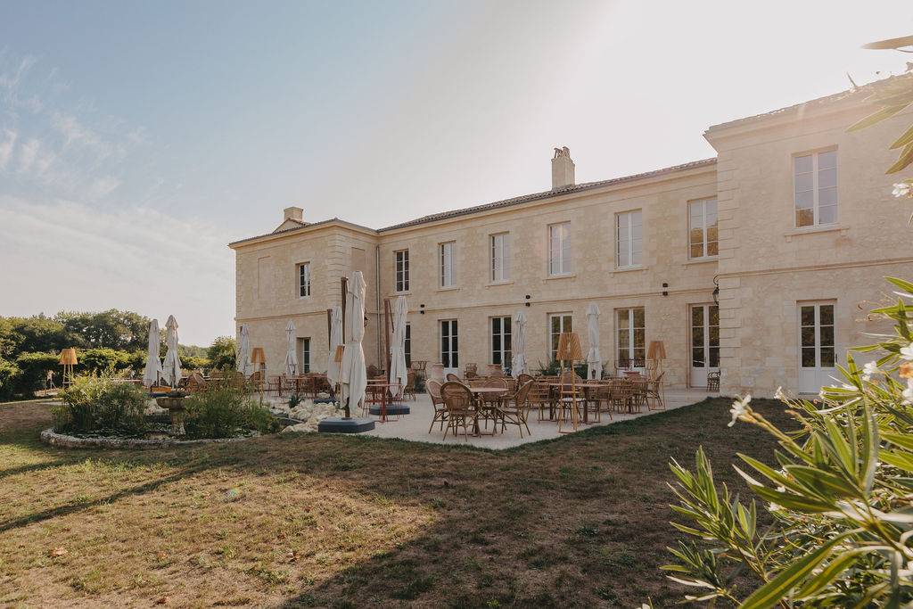 Où trouver un superbe bar à vin et tapas avec bons produits locaux terrasse extérieure et ambiance conviviale pour apéritifs entre amis proche de Bordeaux rive droite