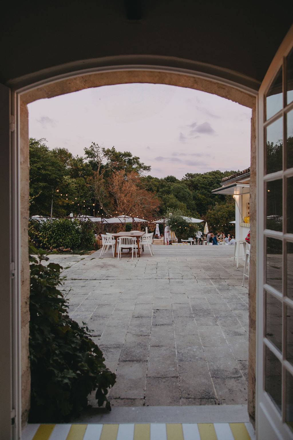 Ambiance estivale et conviviale de Côté Piscine, bar extérieur du Domaine Sainte Raphine