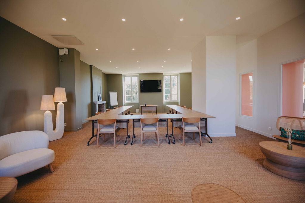 Salle de séminaire lumineuse et équipée au Domaine Sainte Raphine, idéale pour vos événements professionnels à Fargues-Saint-Hilaire