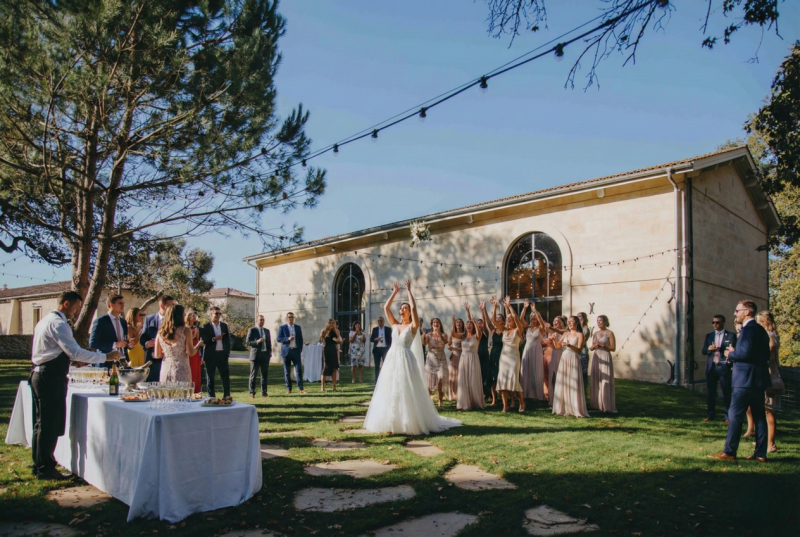 Cocktail de mariage en plein air au Domaine Sainte Raphine, cadre chic et bucolique