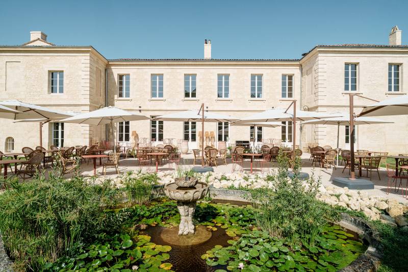 Déjeuner gourmand sur la terrasse bucolique du Domaine Sainte Raphine, repas de Pâques en plein air