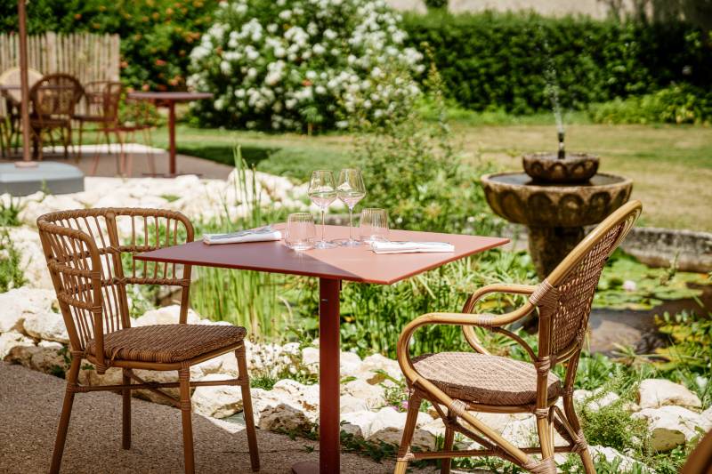Terrasse de Sainte Raphine, pour déjeuner ou boire un verre aux beaux jours