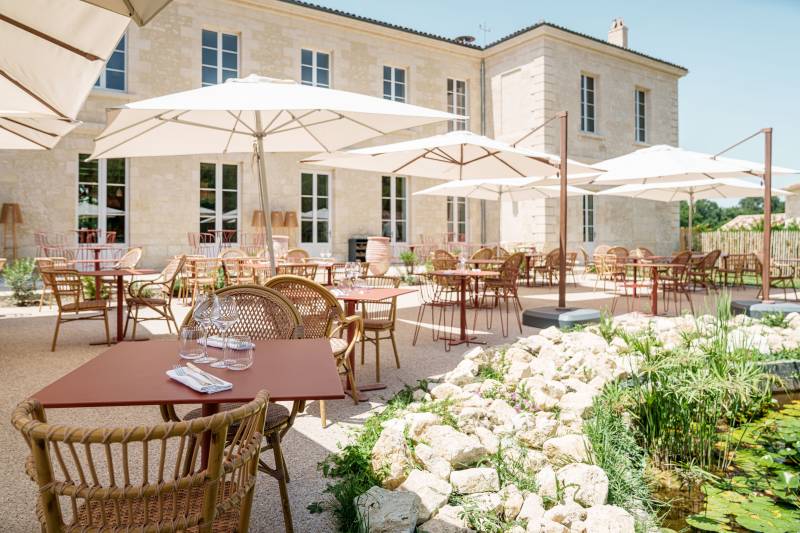 Déjeuner en terrasse au calme dans un domaine nature proche Bordeaux