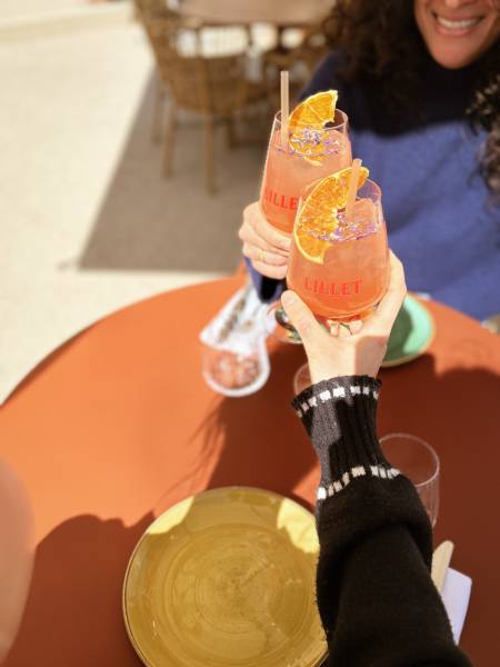 Boire un verre en terrasse aux beaux jours à Sainte Raphine