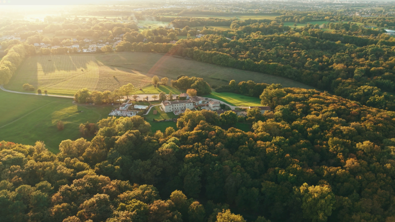 Vue d’ensemble du Domaine Sainte Raphine, lieu de réception et d’événements au cœur de la nature en Gironde