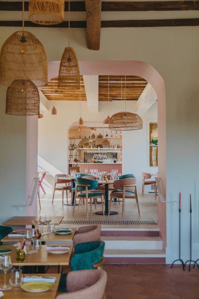 La salle du restaurant Sainte Raphine, pensée pour le confort et le plaisir de partager une cuisine bistronomique de saison