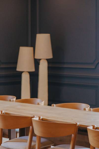 Salle équipée pour présentation professionnelle et séminaire d’entreprise