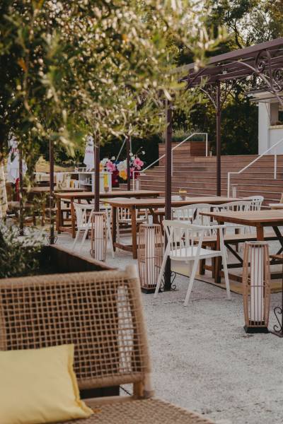 Côté Piscine, restaurant décontracté et espace lounge de Sainte Raphine