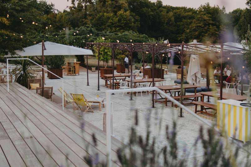 Côté Piscine, nouvel espace conçu pour profiter pleinement des beaux jours, allie détente, convivialité et saveurs dans un cadre exceptionnel