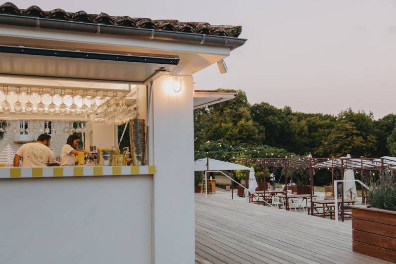 Bar lounge extérieur et cocktails au printemps près de Bordeaux