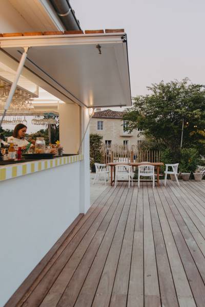 Côté Piscine, espace bar et lounge de Sainte Raphine, ouvert à la belle saison