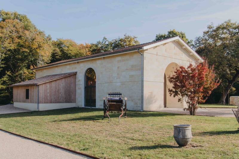 Salle de réception élégante du Domaine Sainte Raphine