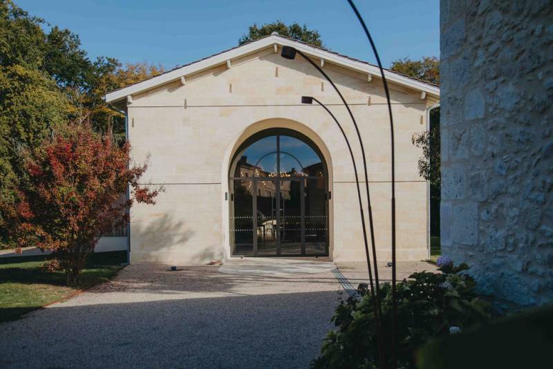 Soirée privée au Domaine Sainte Raphine avec ambiance lumineuse et conviviale