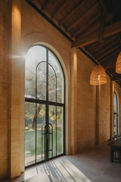 Salle de réception spacieuse pour mariage champêtre chic en Gironde