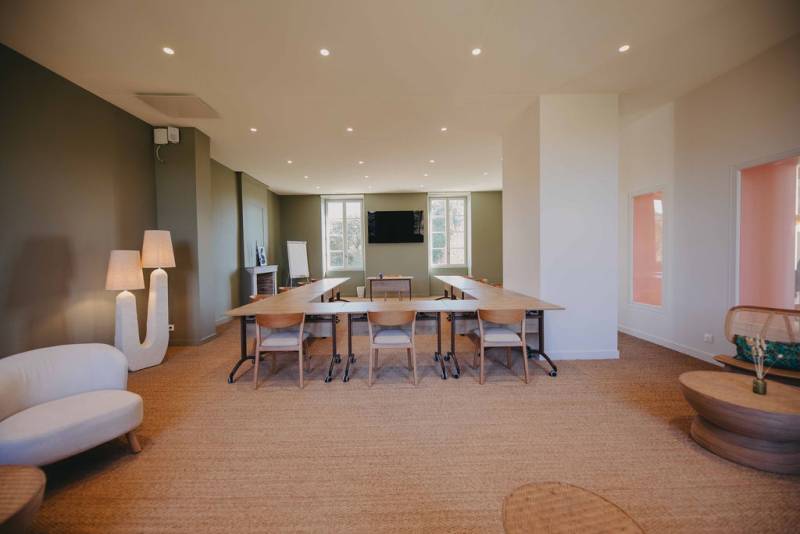 Salle de séminaire lumineuse et équipée au Domaine Sainte Raphine, idéale pour vos événements professionnels à Fargues-Saint-Hilaire