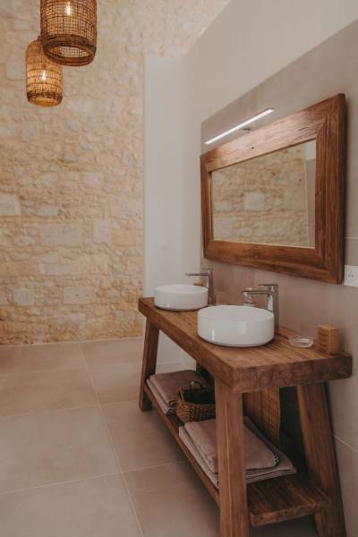 Salle de bain élégante avec double vasque Suite Chambre n°3 Domaine Sainte Raphine