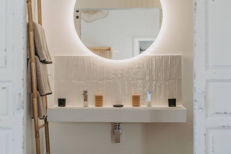 Salle de bain élégante avec double vasque et douche à l’italienne Domaine Sainte Raphine