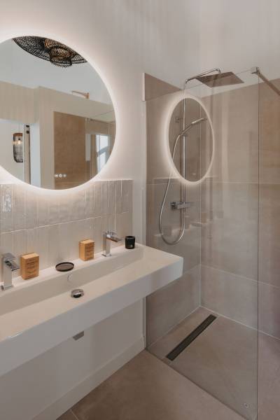 Salle de bain moderne avec douche à l’italienne et double vasque Domaine Sainte Raphine