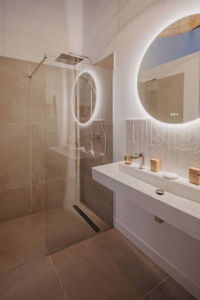 Salle de bain avec douche à l’italienne et double vasque Domaine Sainte Raphine