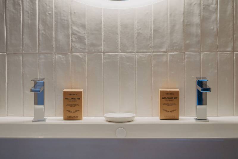 Salle de bain avec douche à l’italienne et double vasque Domaine Sainte Raphine