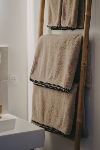 Salle de bain moderne avec douche à l’italienne et double vasque Domaine Sainte Raphine