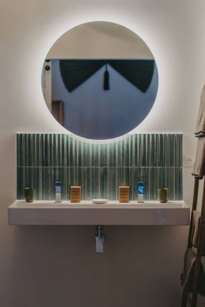 Salle de bain avec douche à l’italienne et double vasque Domaine Sainte Raphine