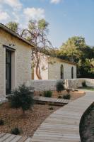 Notre zone d'activité pour ce service Où trouver un superbe bar à vin et tapas avec bons produits locaux terrasse extérieure et ambiance conviviale pour apéritifs entre amis