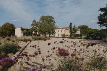 Notre zone d'activité pour ce service Sortie entre amis ou collègues dans un bar lounge avec tapas produits locaux terrasse nature ambiance musicale et service rapide en soirée